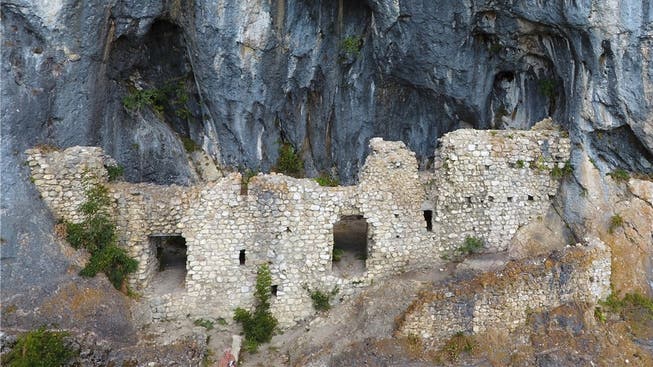 Die Ruine Balm, eingebettet in den Fels. Dank einer Drohne ist sie als Ganzes gut erkennbar. Die heute sichtbaren Tür- und Fensteröffnungen sind bei einer Restaurierung «verunechtet» worden.