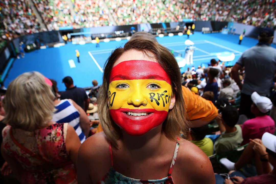 Später hatte sie weniger zu lachen: Ein Rafa-Fan sieht die Sensations-Niederlage von Rafael Nadal in der ersten Runde