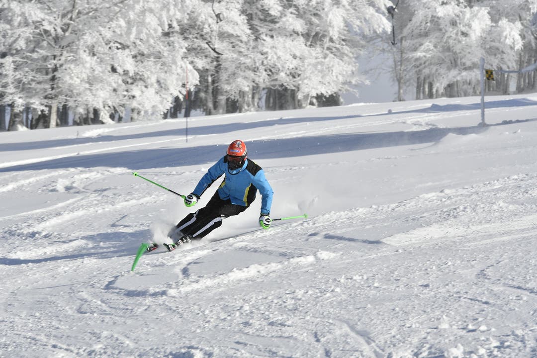 Saisonbeginn auf dem Grenchenberg mit wenig Skifahrern und vielen Schlittlern.