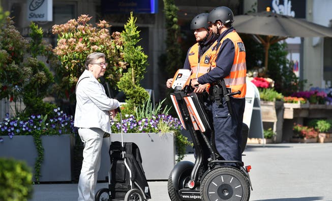 Zwei Kantonspolizisten auf Segways in der Oltner Altstadt während der zweimonatigen Probephase.