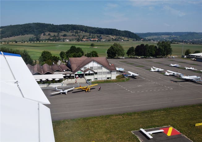 Der Abstand zwischen zwei stationierten Flugzeugen auf dem Flugplatz Birrfeld soll um wenige Zentimeter vergrössert werden.