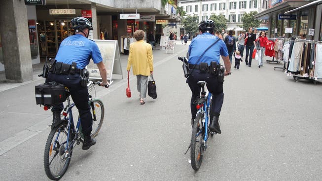 Die Abteilung öffentliche Sicherheit – auf dem Foto zwei Polizisten in der Badstrasse – gab 35 Prozent weniger aus als im Vorjahr.