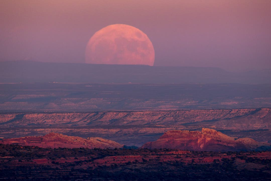 Der fast volle Mond geht auf über der Wüste in den USA.