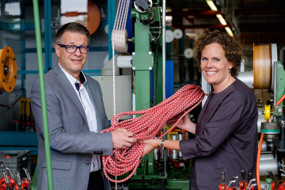 Rolf Schmid, noch CEO von Mammut AG, übergibt Christine von Arx, Leiterin Museum Burghalde Lenzburg das letzte Seil.