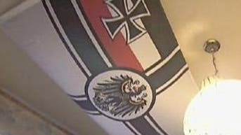 2013 entsteht Wirbel um Freysinger, weil in einer SRF-Sendung die deutsche Reichskriegsflagge in seinem Büro zu sehen ist. Er lässt verlauten, ihm gefielen die Farben und Symbole...
