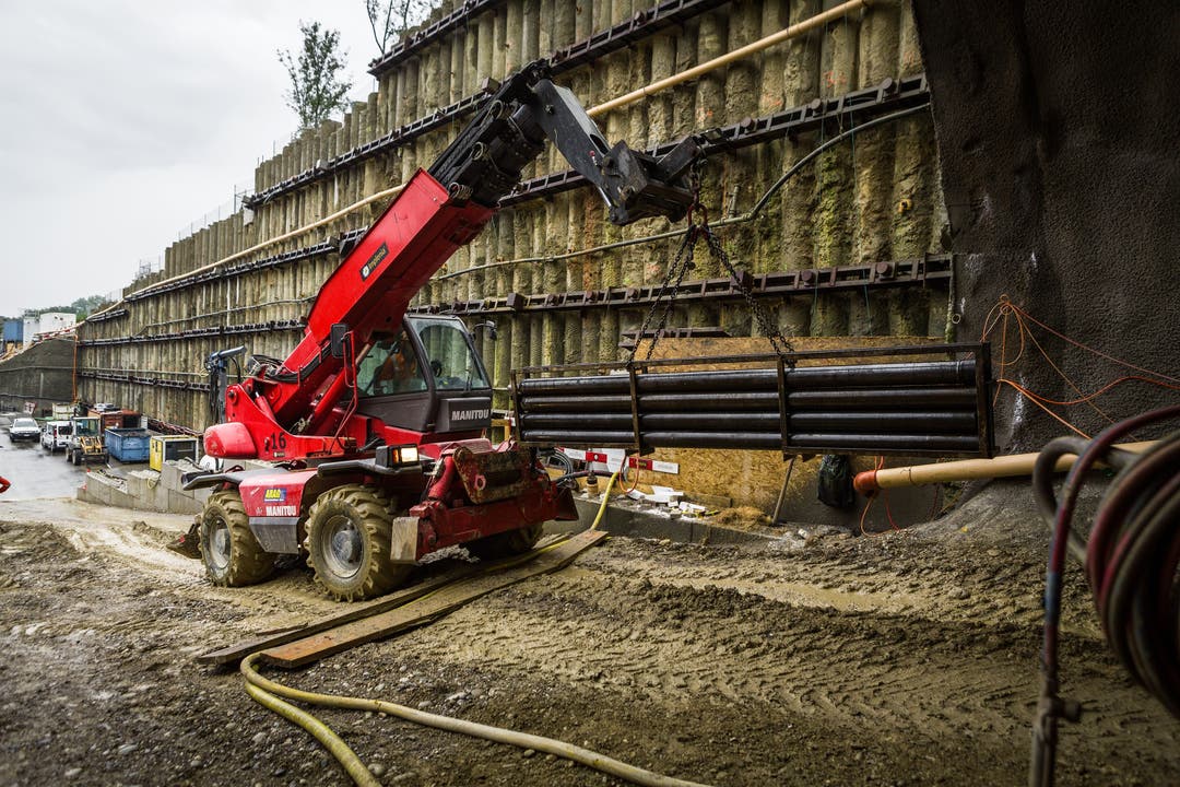 Baustellenbegehung Bözbergtunnel Für den Lockergesteinsvortrieb werden neue Stahlrohre angeliefert.