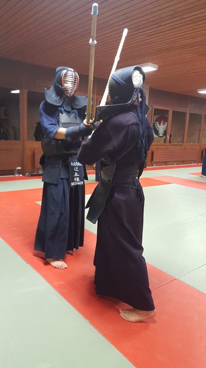 Zu Gast im Kendo-Training des Ten Do Kan Aarau Nicolas Zimmermann und Nico Hediger im Duell