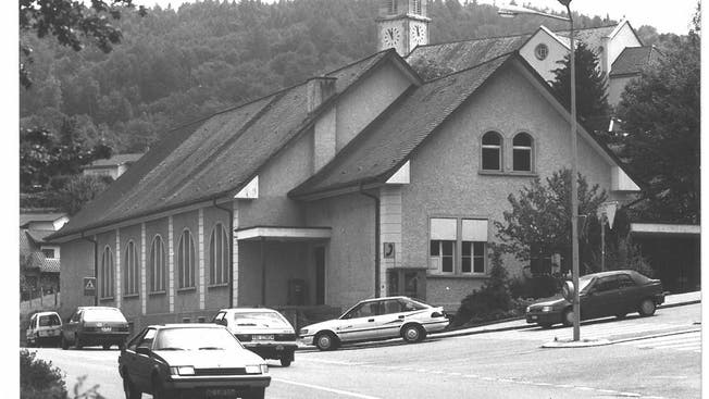 Das Turnhallen-Gebäude prägte das Dorfbild jahrzehntelang. Foto von Juli 1993.
