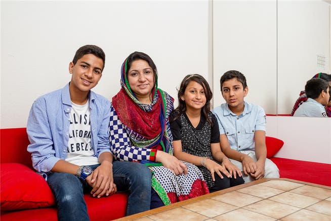 Sie sollen ausgeschafft werden: Die Pakistanerin Nazia Mehar mit ihren drei Kindern Mohammed (13), Malika (10) und Zohaib (11). Sandra Ardizzone