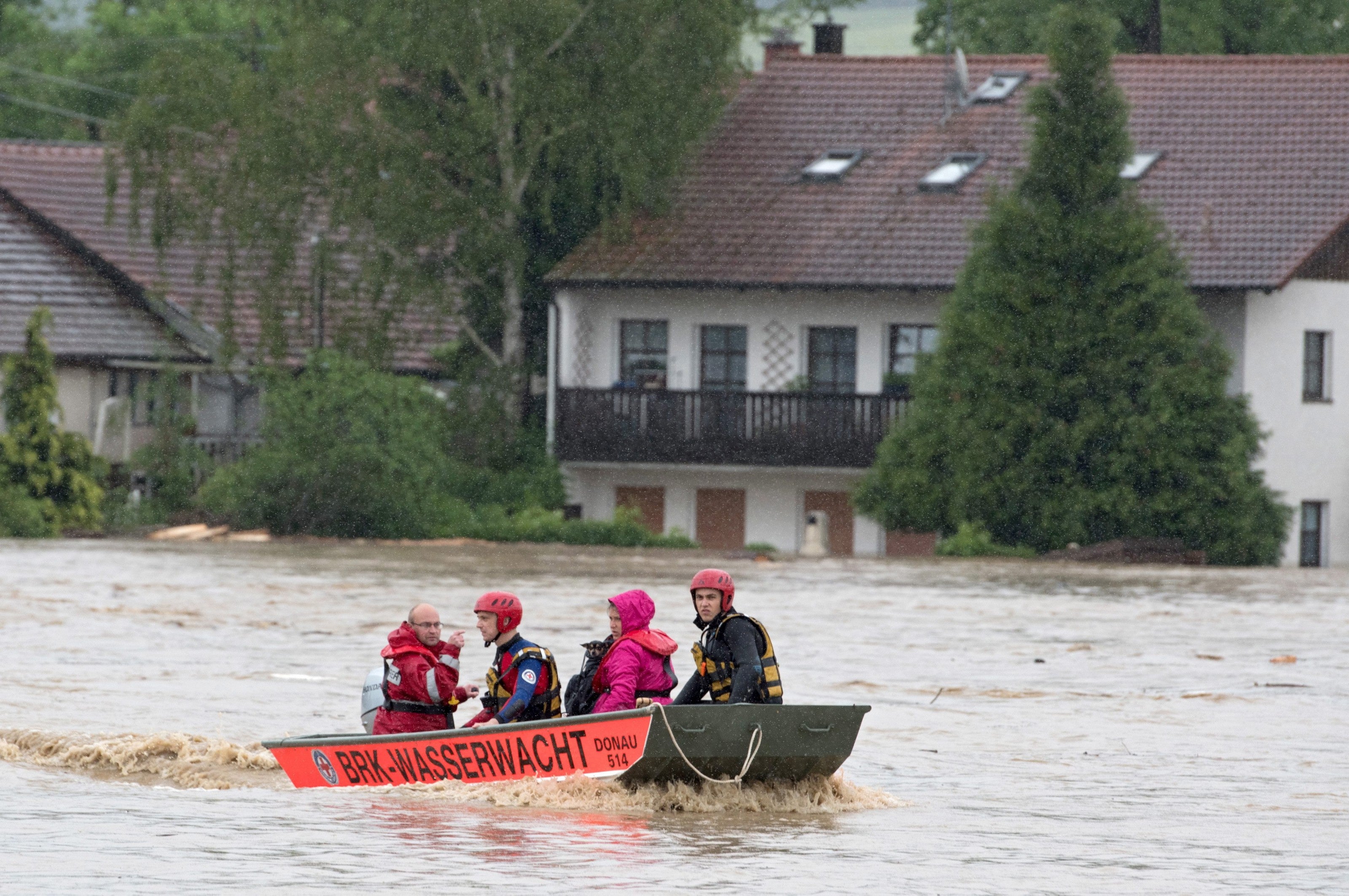 Unwetter - Hochwasser In Bayern: Mehrere Tote – Videos Zeigen Die ...