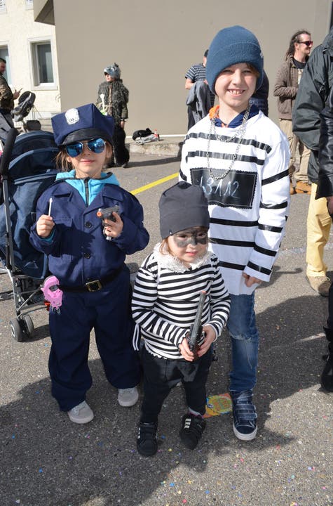 Diese Kinder haben sich als Diebe und Polizistin verkleidet.