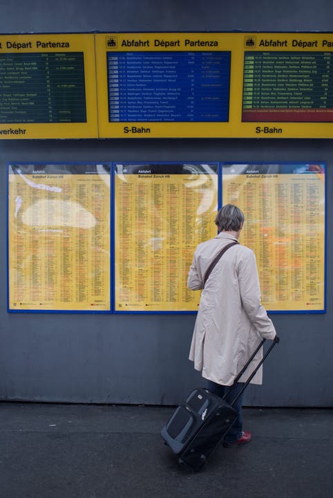 Eine Frau studiert die Abfahrtspläne am Hauptbahnhof - an diesem Tag sind diese mit Vorsicht zu geniessen.