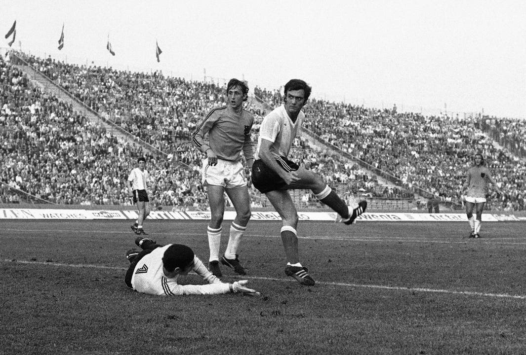 Johan Cruyff und der Argentinier Roberto Perfumo im WM-Spiel 1974.
