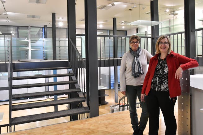 Regula Kuhn, Geschäftsführerin Caritas Solothurn (links), und Astrid Bonsaver, Verkaufsleitung Caritas Solothurn im neuen Caritas-Ladenlokal an der Baslerstrasse 19.