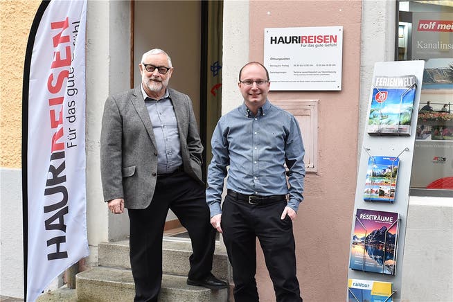 Walter Kunz (links) und Hansruedi Hauri junior vor der Filiale von Hauri Reisen in Olten.