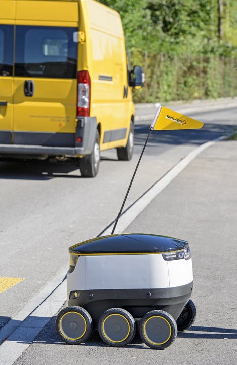 Der Post-Lieferroboter an einem Zebrastreifen An heiklen Stellen und bei Unsicherheiten kann ein durchgehend zugeschalteter «Remote Operator» den Lieferroboter aus der Distanz steuern.