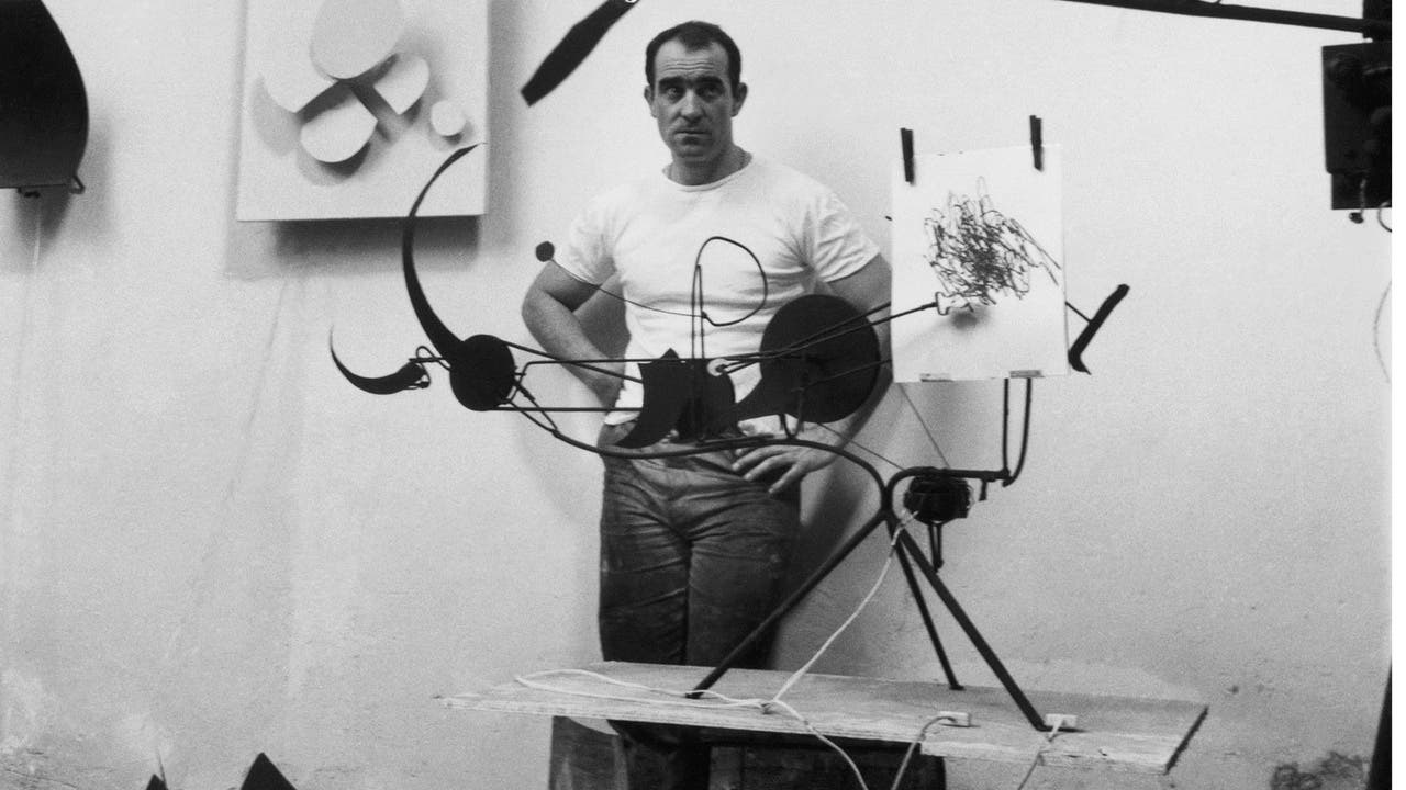 Jean Tinguely n seinem Pariser Atelier am Impasse Ronsin mit Méta-Matic, ca.1959 © Martha Rocher / Museum Tinguely