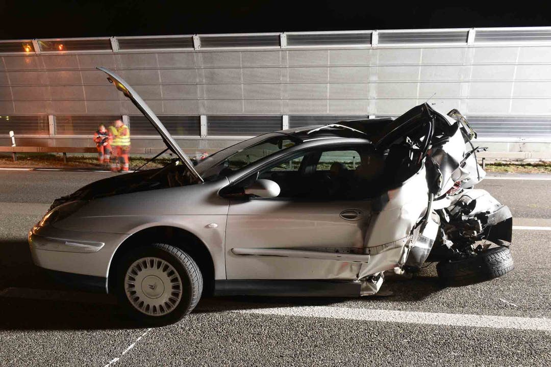 Geroldswil (ZH), 28. Februar Eine 31-jährige Frau ist auf der A1 bei Geroldswil mit ihrem Lieferwagen in ein Auto geknallt, das unbeleuchtet auf der Autobahn stehen gelassen worden war. Dabei entstand hoher Sachschaden.