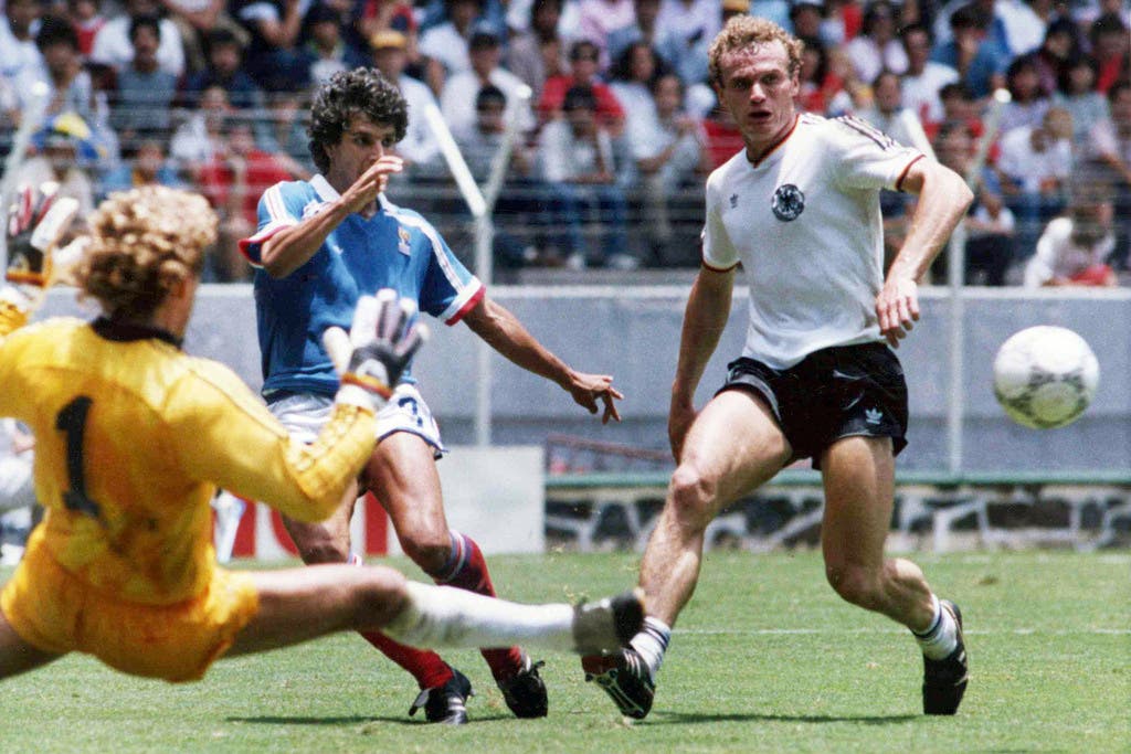 HELLAS VERONA, 1984/85 Erst drei Jahre zuvor stieg das Team in die Serie A auf und gewann 1985 mit Hans-Peter Briegel - der "Walz von der Pfalz" (Bild, rechts) - die erste und bisher einzige Scudetto des Vereins. Briegel wurde daraufhin in Deutschland als erster "Fussballer des Jahres" ausserhalb der Bundesliga geehrt.