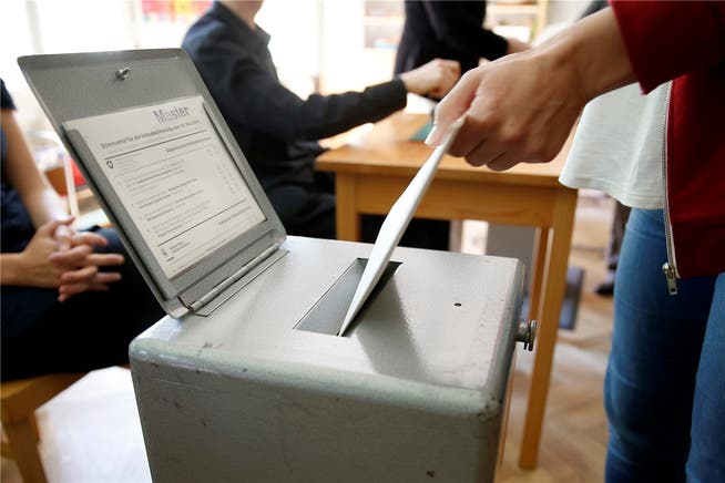 Bild mit Seltenheitswert: Stimmberechtigter bei der persönlichen Stimmabgabe. Key