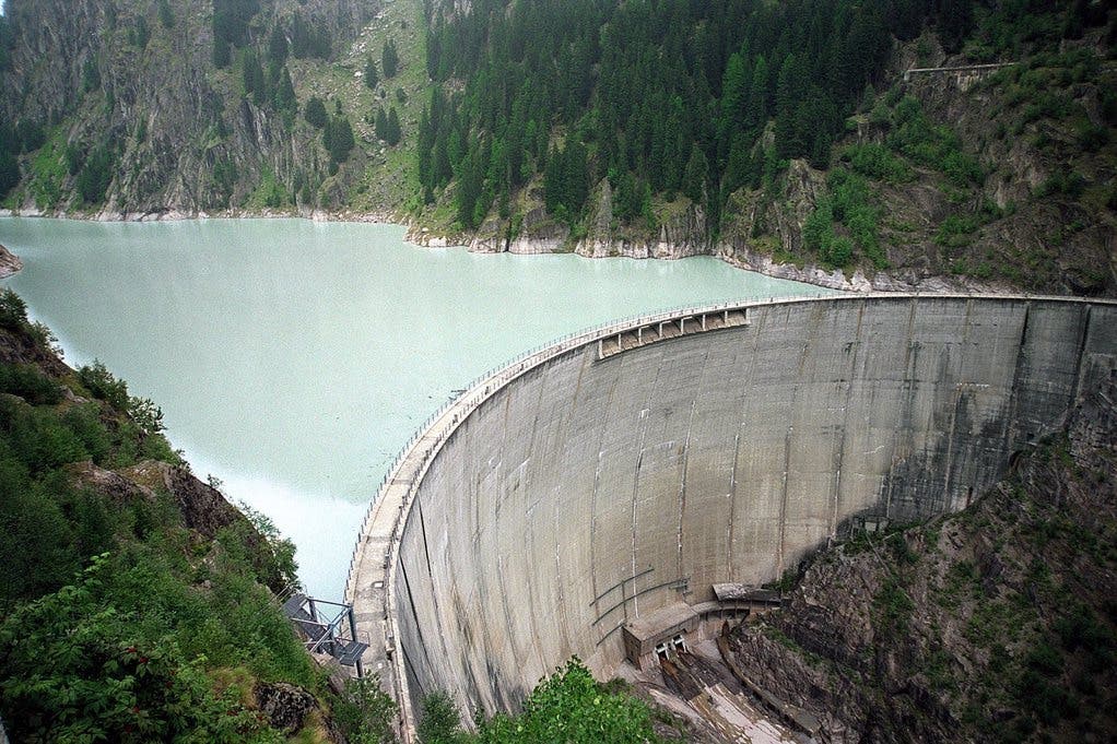 Das Wasser im Stausee Gebidem stammt aus dem Aletschgletscher und ist reich an Ablagerungen. Die 55 m3 Wasser, die im Kraftwerk Bitsch pro Sekunde turbiniert werden, enthalten zwischen 10 und 13 kg Sand. Pro Stunde sind das an die 40 Tonnen.