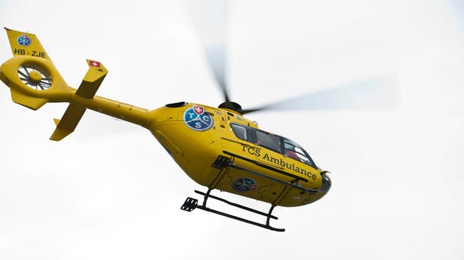 Ein Rettungshelikopter bringt den Schwerverletzten ins Spital. (Symbolbild)