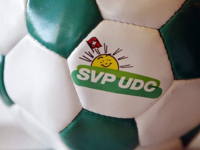Ein Fussball mit dem Logo der SVP (Archiv)