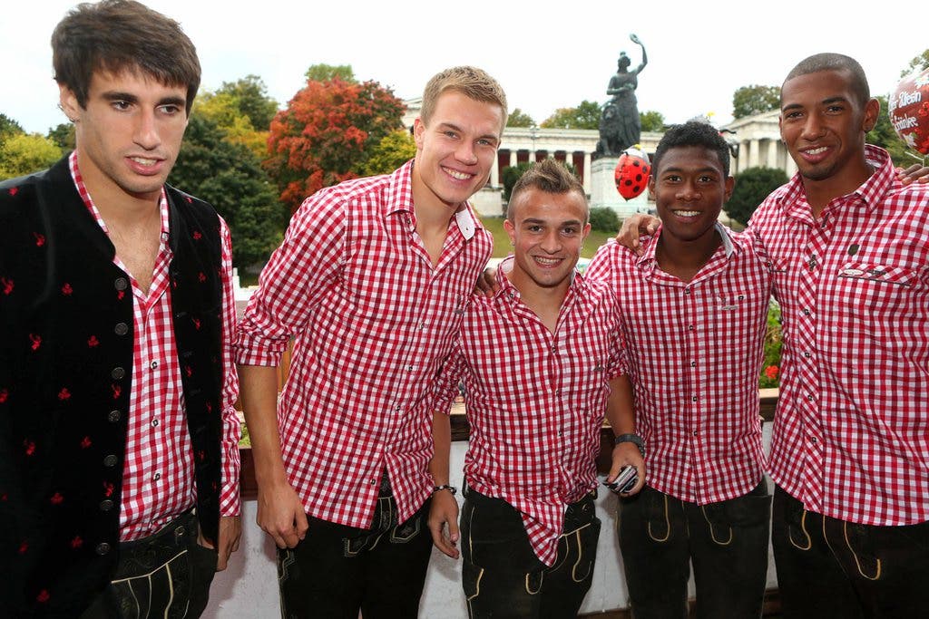 Xherdan Shaqiri mit seinen Bayern-Teamkollegen Javi Martinez, Holger Badstuber, David Alaba und Jerome Boateng (von links)