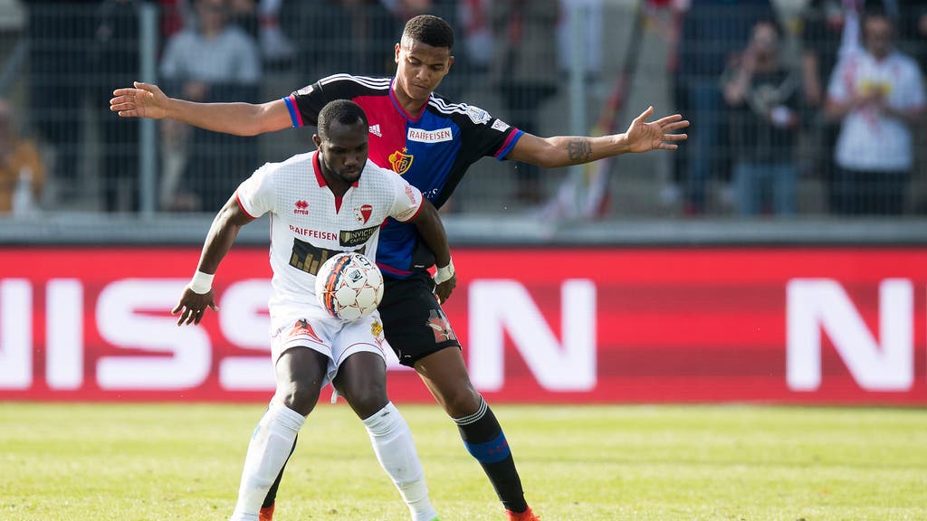 Sion-Stürmer Konaté im Zweikampf mit Basels Manuel Akanji.