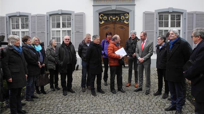 Routine: Der Baselbieter Landschreiber Peter Vetter nimmt im März eine weitere Volksinitiative entgegen. Michael Nittnaus