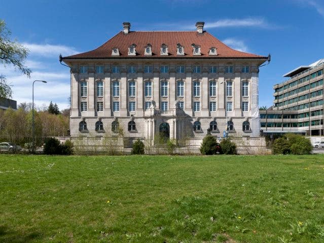 Gebäude der Swiss Re am Mythenquai in Zürich - ein weiterer Neubau soll dazukommen. (Archiv)