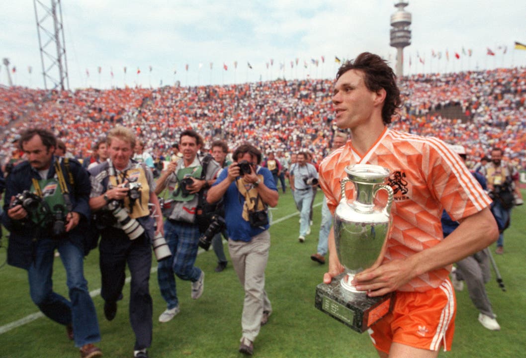 EM 1988: Marco van Basten trägt glücklich den Pokal in den Händen: Holland gewann den Final gegen die UdSSR mit 2:0.