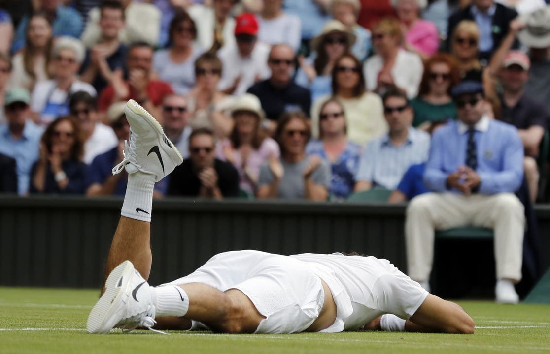 Federer am Boden nach einem Sturz