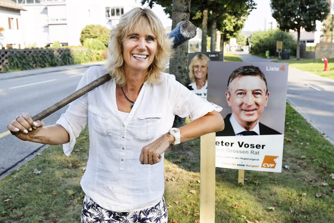 Susanne Voser (CVP) beim Anbringen der CVP-Wahlplakate.