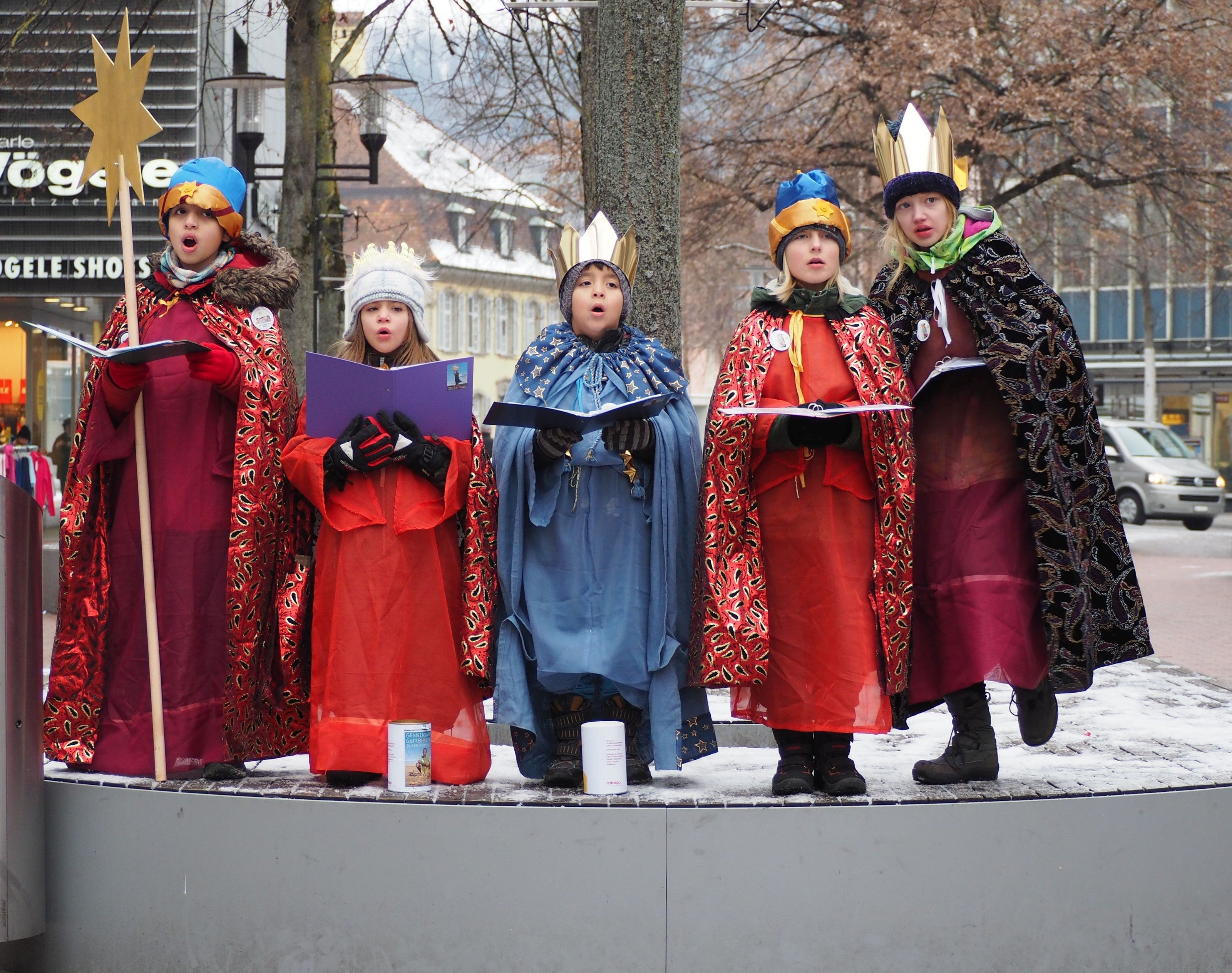 Bildstrecke - Sternsinger Waren Unterwegs Für Einen Guten Zweck