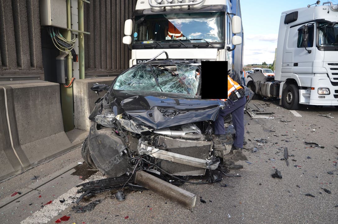 Verkehrsunfall auf der Autobahn A2 bei Muttenz fordert einen Schwerverletzten
