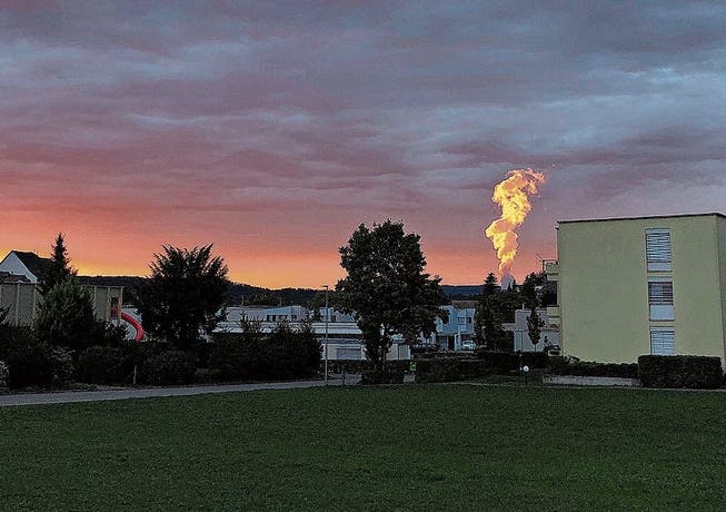 Blick aus Klingnau auf die feuerrote Dampffahne.