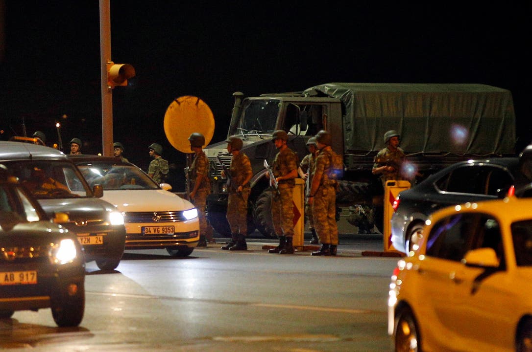 In der Putschnacht: In Istanbul sind schwer bewaffnete Sicherheitskräfte auf den Strassen. Über der Metropole kreisten Helikopter.