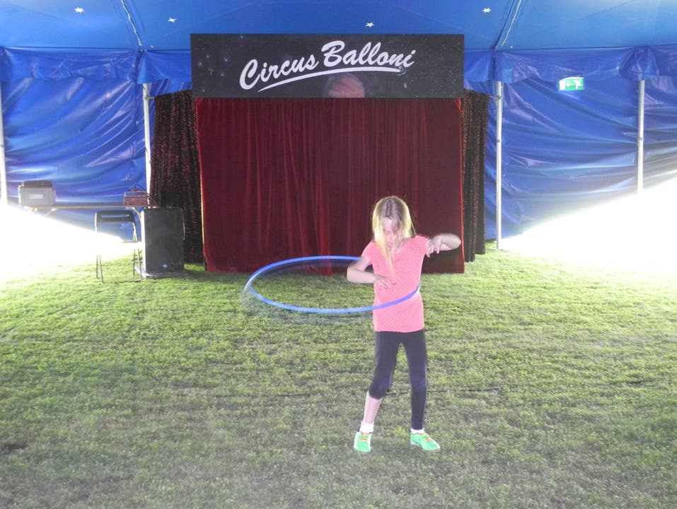 Hula-Hoop in der Manege des Zirkus