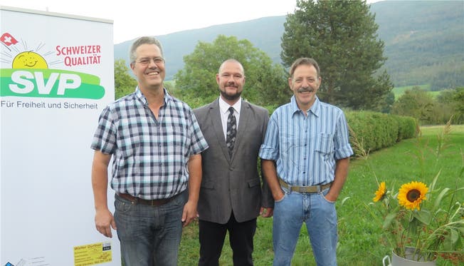 Der Vorstand der neu gegründeten Kreispartei Aedermannsdorf-Herbetswil-Matzendorf: Von links Eduard Zeltner (Sekretär), James Fuchs (Präsident) und Niklaus Plüss (Vizepräsident); es fehlt Manuela Plüss (Finanzen).