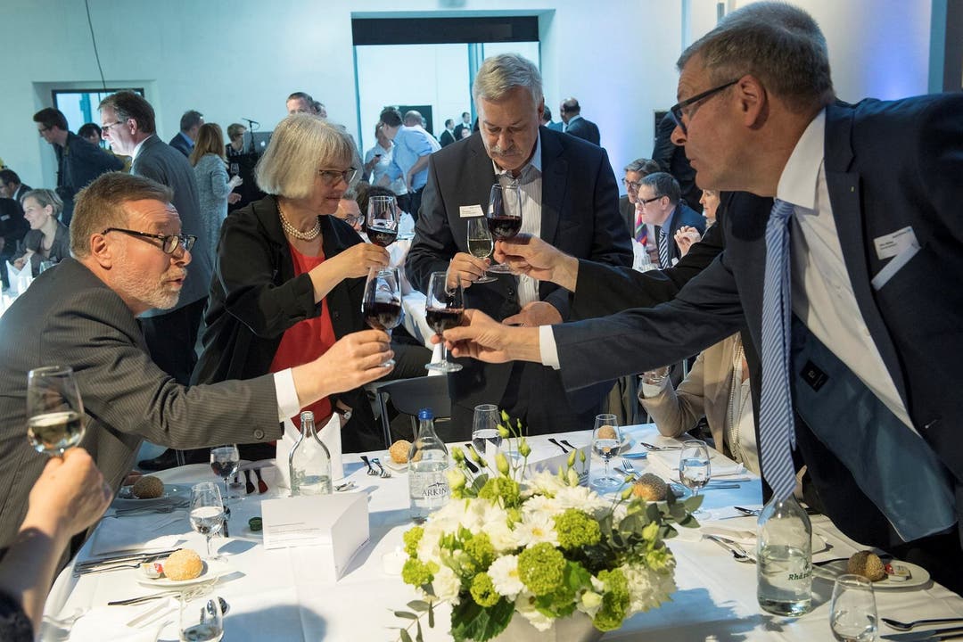 Zum Wohl! Rolf Steiner feiert mit seiner Frau Kathrin und Markus Notter (links) sowie dem Dietiker Stadtpräsidenten Otto Müller