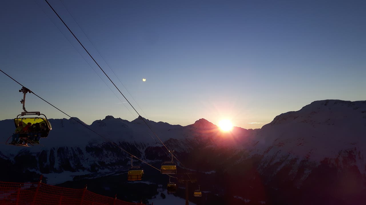 Früh am Morgen um rund 05:45 Uhr, wenn die Sonne aufgeht, beginnt für die fleissigen Helfer der Ski-WM der Arbeitstag in St. Moritz. Der Wecker klingelt bereits um 04.30 Uhr. Feierabend ist aber erst, wenn alle Arbeiten erledigt wurden. Da kann es durchaus schon mal 18:30 Uhr werden.