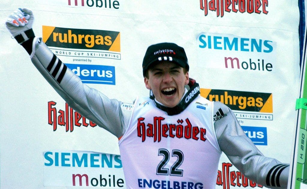Simon Ammann freut sich beim Skispringen-Weltcup 2001 in Engelberg über seinen zweiten Platz