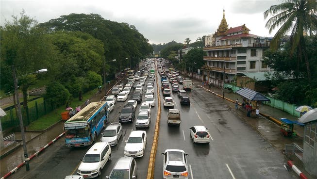 «Vor vier Jahren musste für diese Strecke zirka eine halbe Stunde gerechnet werden. Heute dauert dieselbe Fahrt unter der Woche mindestens zwei Stunden.» Der Verkehr hat in Myanmar extrem zugenommen.