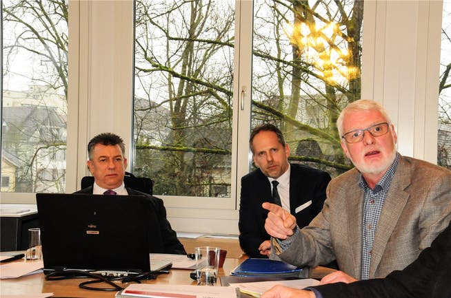 Pressekonferenz im Gemeindehaus: Vizeammann Paul Huwiler, Gemeindeschreiber Christoph Weibel, Gemeinderat Urs Kuhn (von links). Toni Widmer