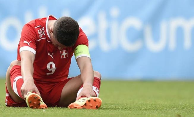 Enttäuscht sitzt der Schweizer U19-Nationalspieler Shani Tarashaj nach der Niederlage gegen Georgien am Boden. Foto: Urs Lindt/freshfocus
