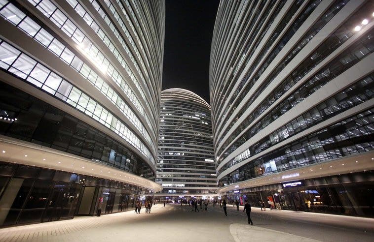 Wangjing SOHO in Peking: Drei Türme hat Zaha Hadid entworfen, der höchste davon ragt 200 Meter in den Himmel. Drinnen sind Büros und Läden