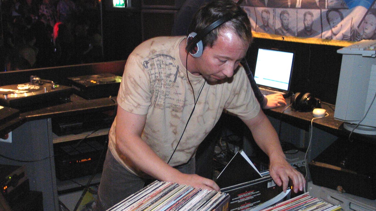 2003 bei der einmaligen Rückkehr in den ehemaligen Club «Don Paco» in Wohlen, wo er in den 80ern als Resident-DJ fest angestellt war. Monatslohn: 3000 Franken