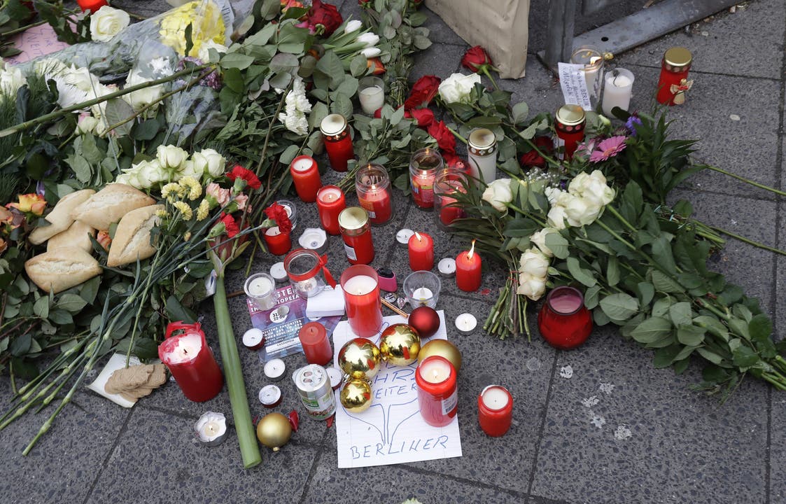 Viele Berliner legten Blumen und Kerzen nieder.