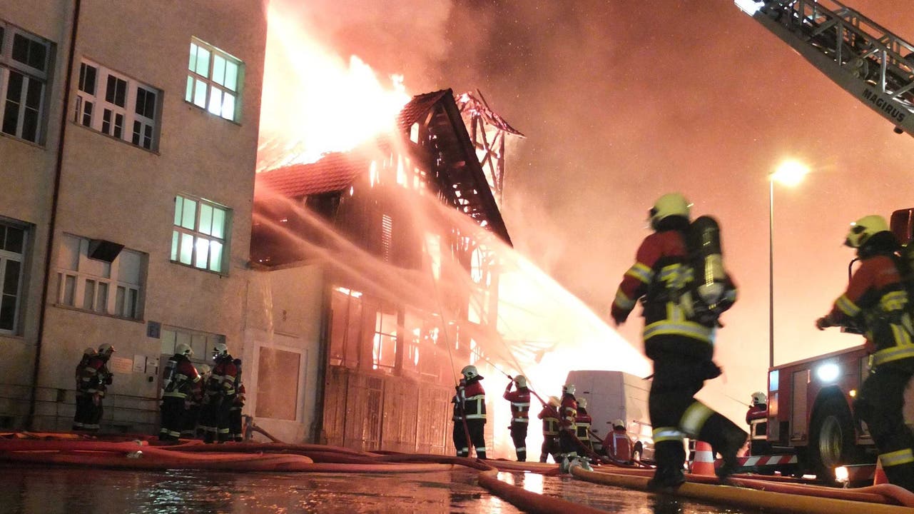 Gleich vier Lagerhallen wurden vollständig Opfer der Flammen.